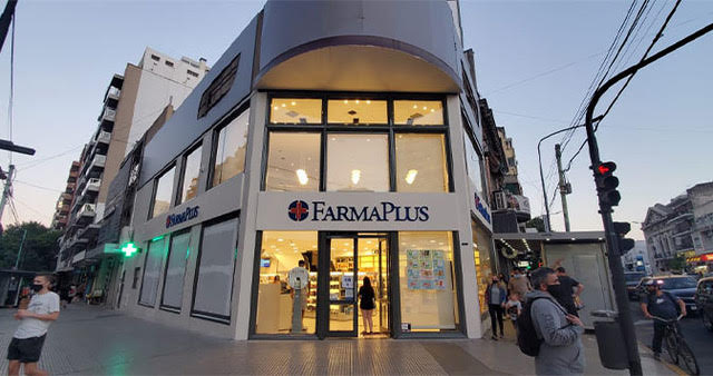 Exterior de una farmacia Farmaplus